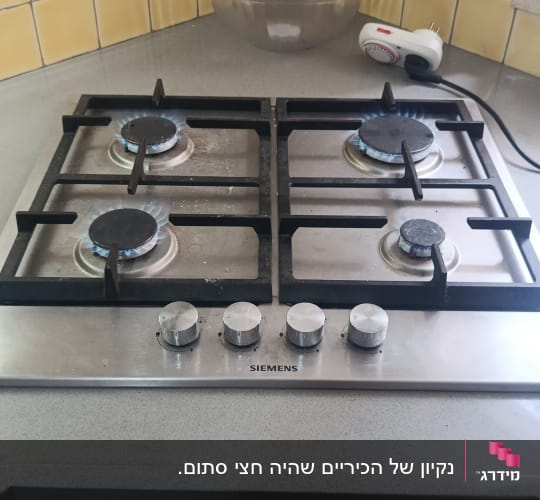 כיריים גז במטבח עם קערה על השיש